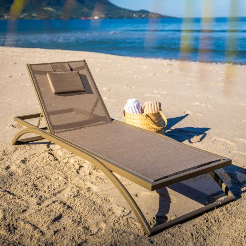 ESPREGUIÇADEIRA CABO FRIO DOURADA UM
